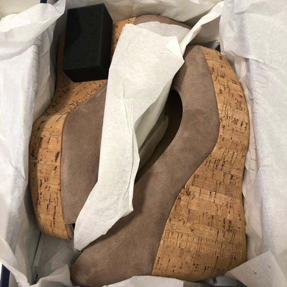Stuart Weitzman Anna suede wedges in Haze size 8.5. - Picture 5 of 9
